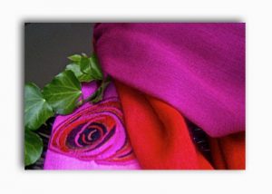 Cuddly soft Pashmina, two-colored in pink and blood-red
