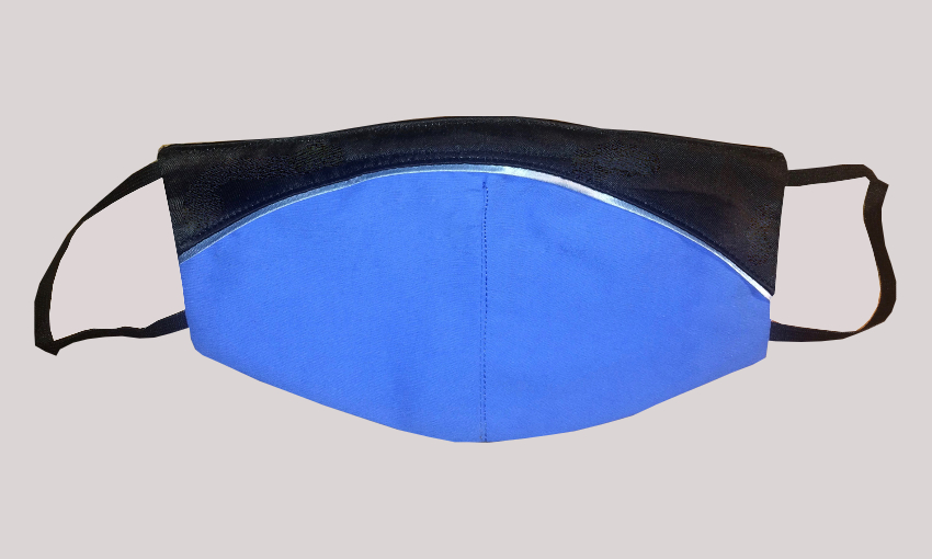 Maske Blau mit schwarzem Besatz