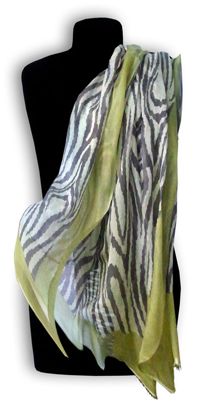 Oversize Zebra Schal aus der Kollektion FAVORIT DAMEN in hauchzartem Kaschmir 70% + Seide 30%. Handbedruckt.
